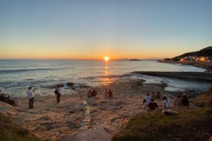 116_すぐそばの海岸で夕日を眺めるスポットを発見