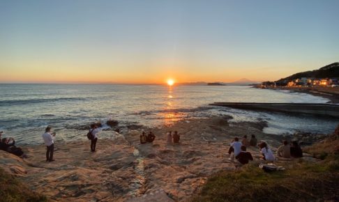 116_すぐそばの海岸で夕日を眺めるスポットを発見